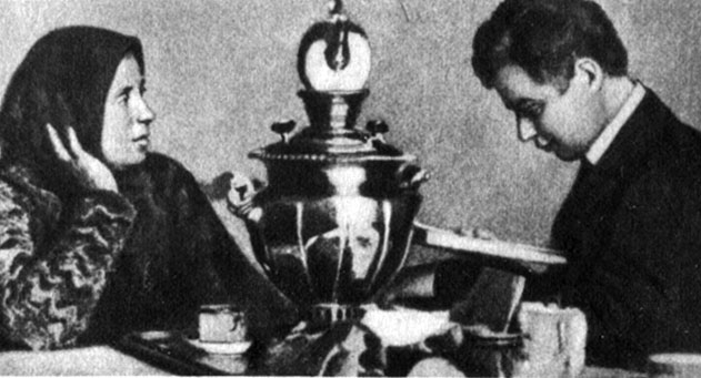 С. Есенин с матерью. 1925 г.