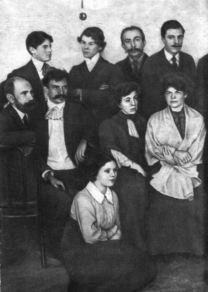 Сергей Есенин (в верхнем ряду, второй слева) среди сотрудников типографии Сытина. Внизу Анна Изряднова, первая подруга поэта. (Москва, 1914 г.)