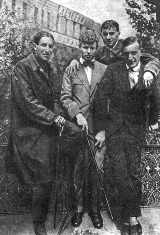 Слева направо: А. Мариенгоф, С. Есенин, А. Кусиков, А. Шершеневич. (Москва, 1920 г.)