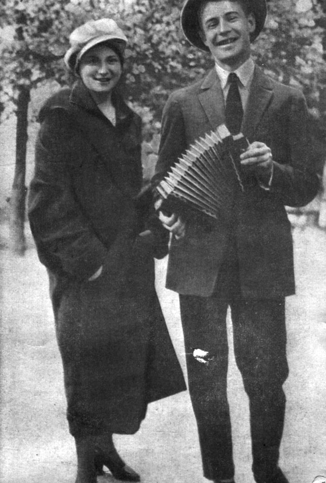 Сергей Есенин с сестрой Е. А. Есениной. (Москва, 1924 г.)
