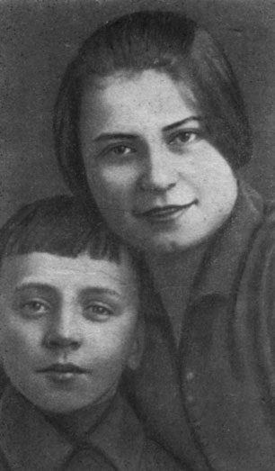 А. А. Есенина с сыном поэта Юрием Изрядновым
