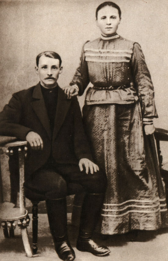 Александр Никитич и Татьяна Федоровна Есенины - отец и мать поэта. 1905 г.
