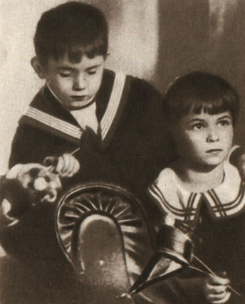 Дети С. Есенина Таня и Костя. 1924 г.