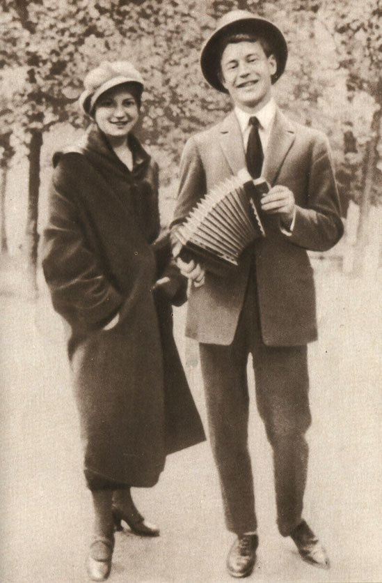 С. Есенин с сестрой Екатериной на Тверском бульваре. 1925 г.