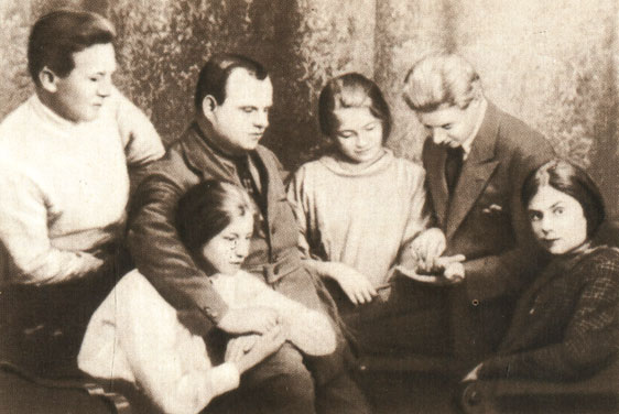С. Есенин, В. Наседкин, А. Сахаров, сестры Екатерина и Александра, С. Толстая. 1925 г.