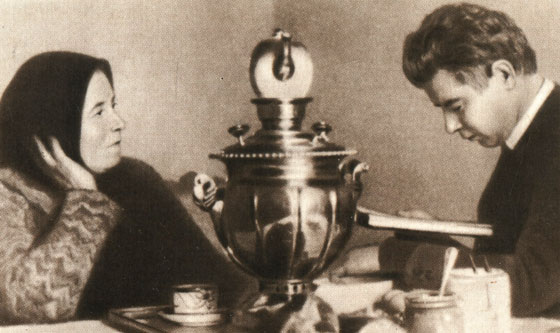 С. Есенин с матерью - Татьяной Федоровной. Москва. 1925 г.