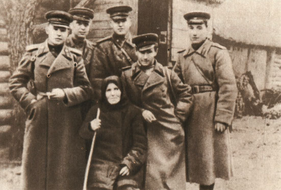Т. Ф. Есенина с группой военнослужащих. Константиново. 1943 г.
